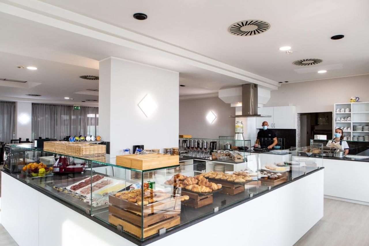 Hotel Vela D'Oro Ріміні Екстер'єр фото