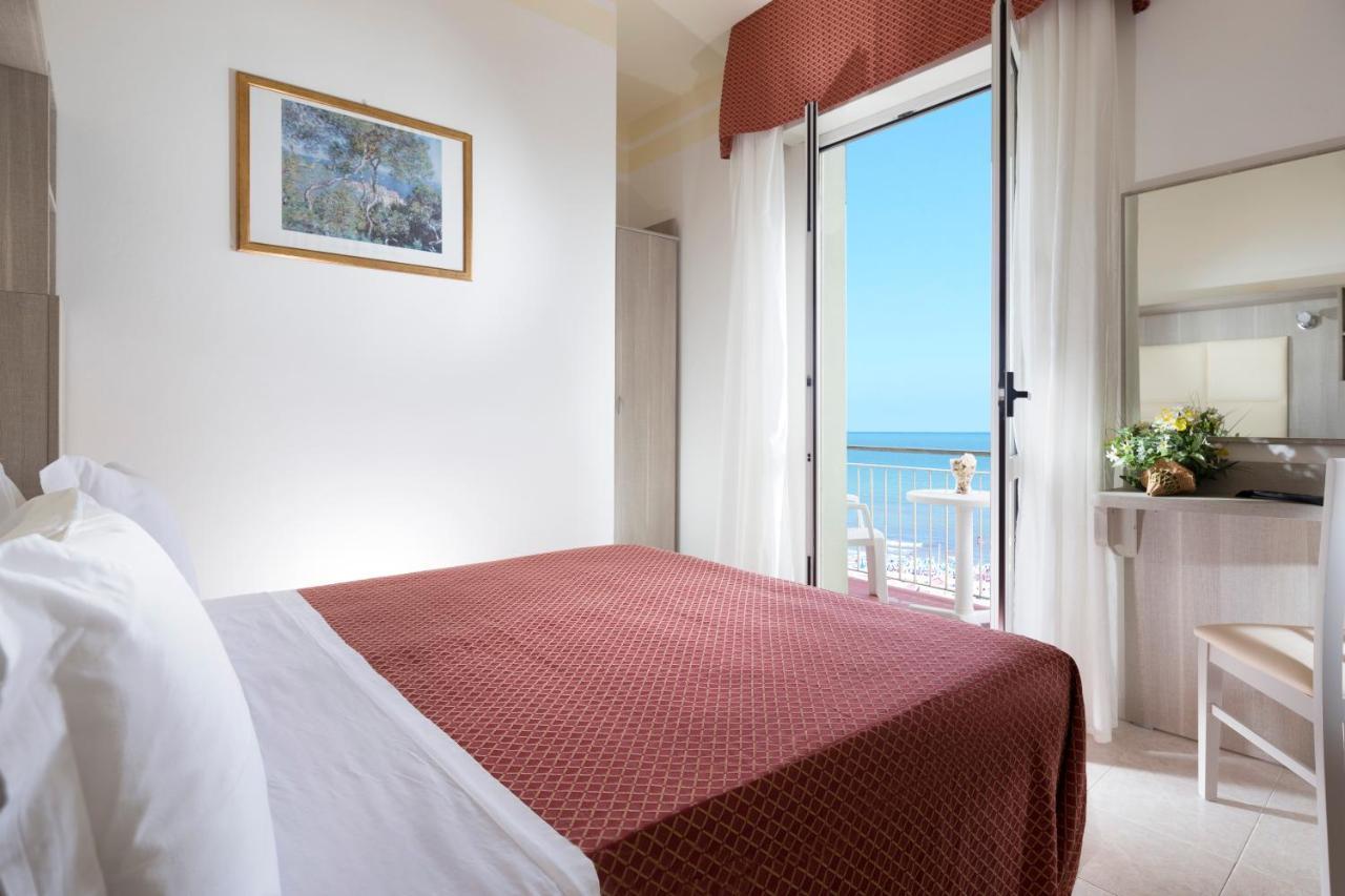 Hotel Vela D'Oro Ріміні Екстер'єр фото